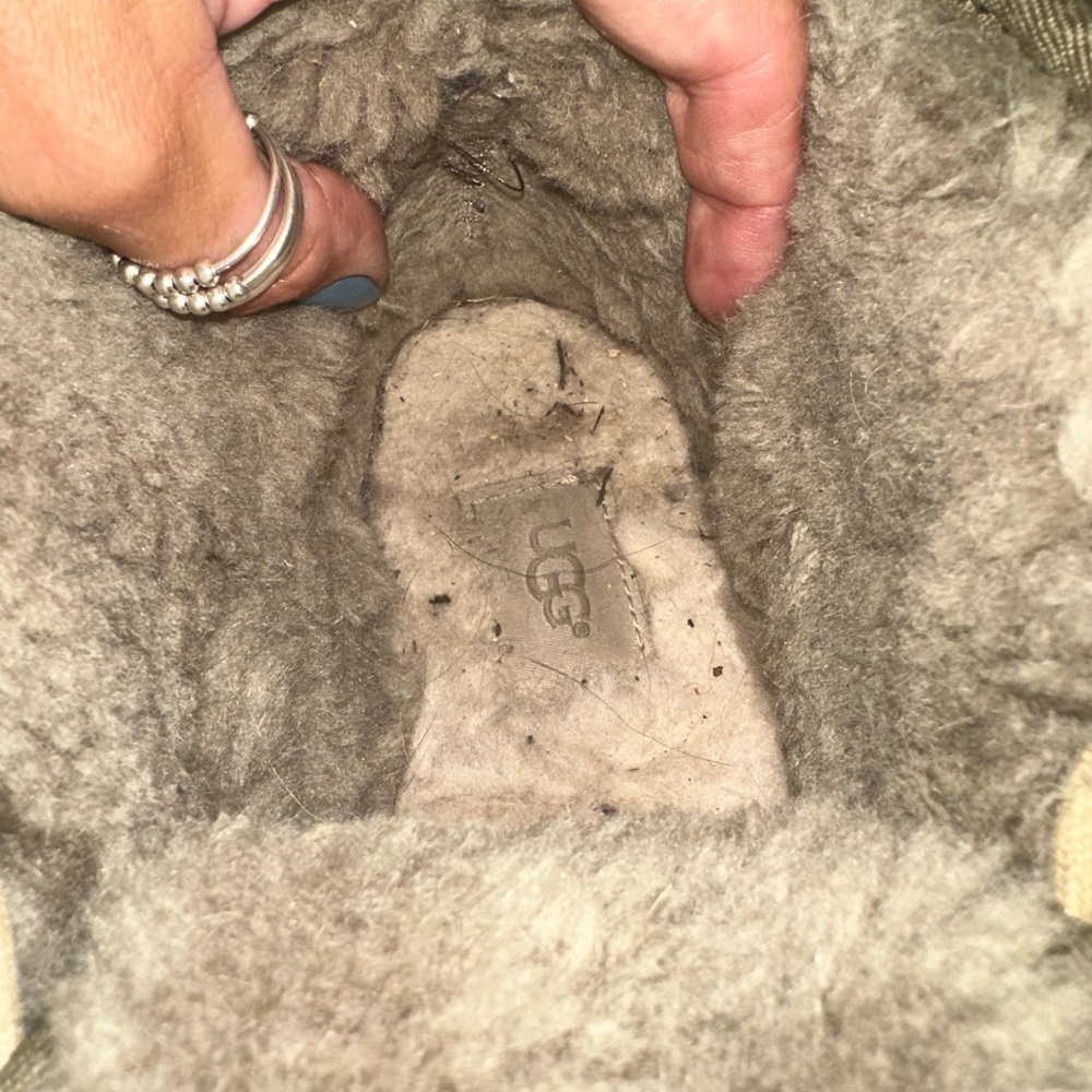 UGGS - Picture 8 of 16